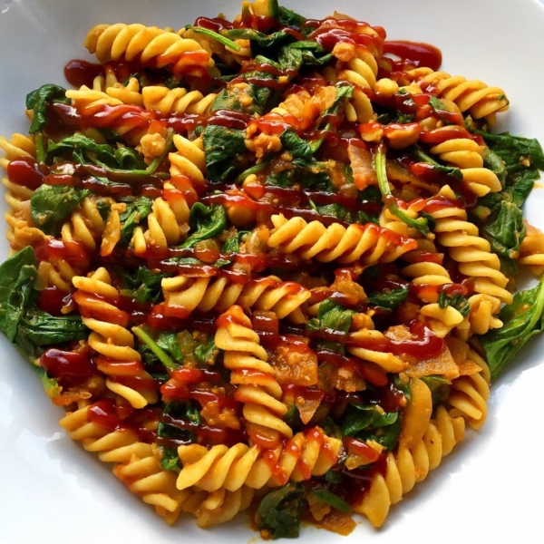 Макароны - это углеводы, паста зарядит энергией на весь день. 