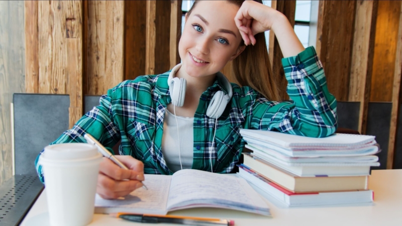 Когда учишься тоже можно похудеть, делая упражнения для потери веса и пить больше воды, она также нужна мозгу.