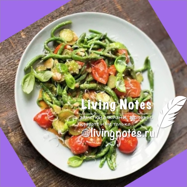 Блюдо с пастой, помидорами и шпинатом.